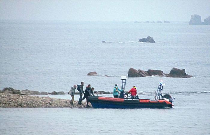 three walkers trapped on the Sillon de Talbert at rising tide