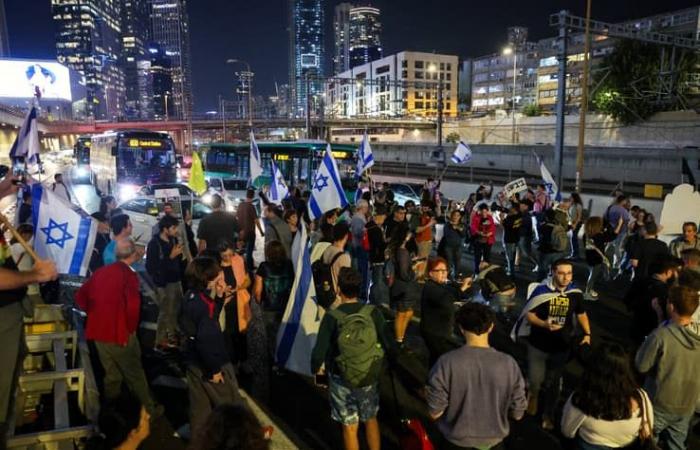 Hundreds of residents demonstrate in Tel Aviv against the dismissal of the Minister of Defense