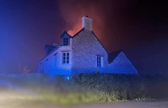 A fire in progress in the outbuilding of a house in Cotentin, police and firefighters on site