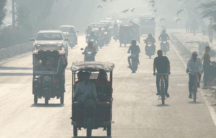 India | Drowned in a thick cloud of pollution, New Delhi is coughing dangerously