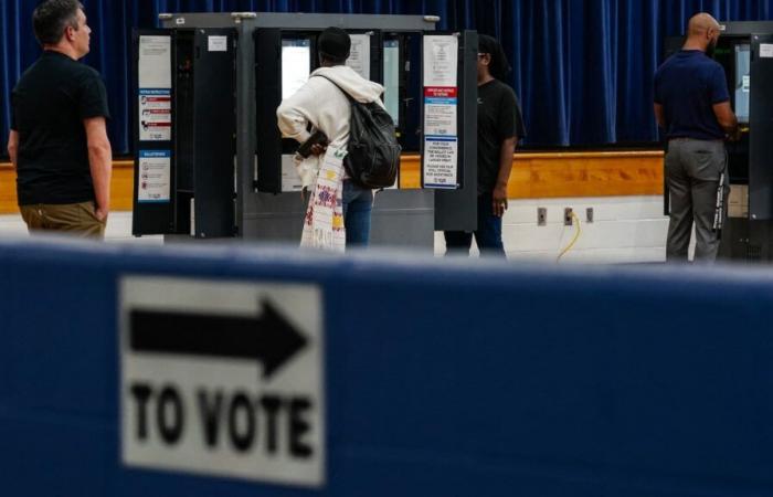 polling stations briefly closed after bomb threats, Russia blamed