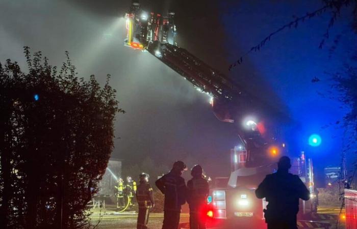 A fire in progress in the outbuilding of a house in Cotentin, police and firefighters on site