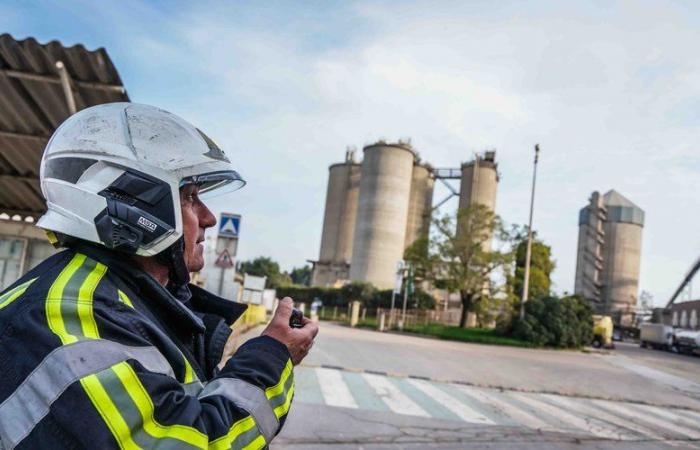 Fire in a 31 meter high silo containing coal on the Calcia site, classified Seveso, in Beaucaire