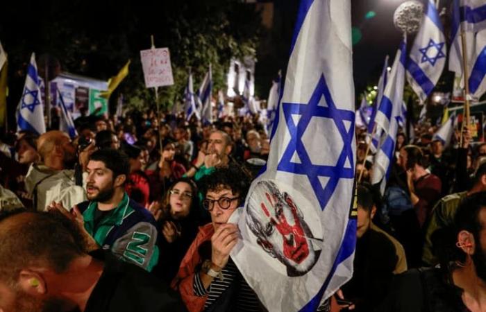 Hundreds of residents demonstrate in Tel Aviv against the dismissal of the Minister of Defense