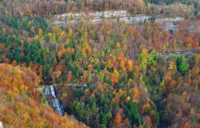 under the flamboyant autumn, the landscapes of the Jura reveal incredible colors