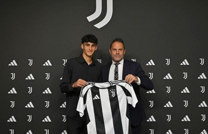 Boufandar signs his first professional contract with Juventus