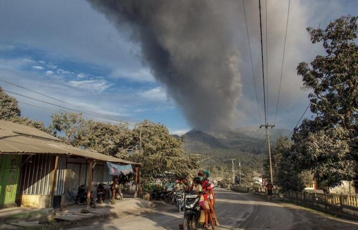 Videos. Volcano erupts in Indonesia, spews fireballs over neighboring villages