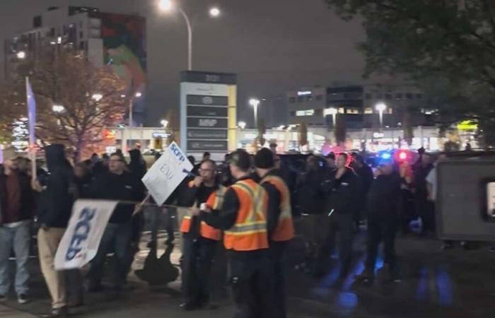 ON VIDEO | Anger of blue-collar workers in Laval: reinforced security and tense atmosphere in front of city hall