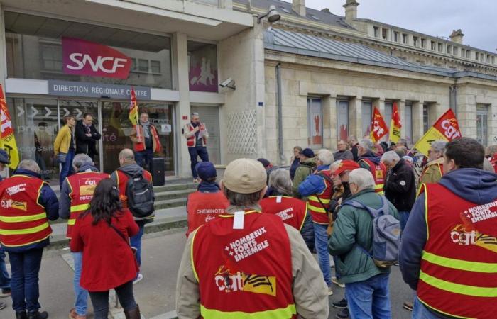 the CGT railway workers stand against the compulsory supplement