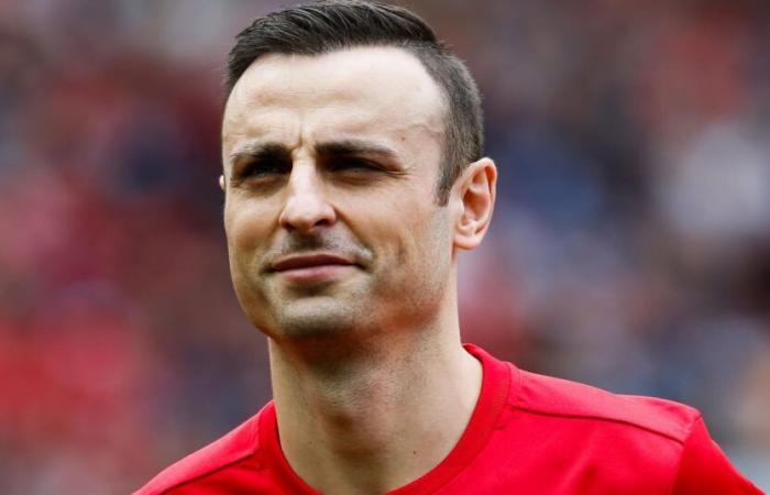 Berbatov names the striker he wants for Manchester United