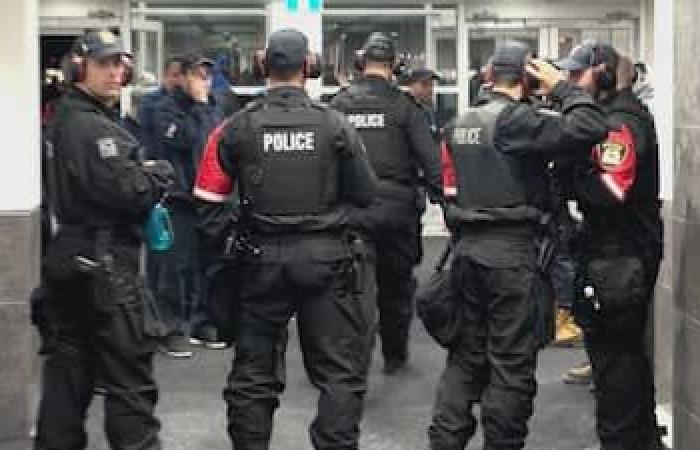 ON VIDEO | Anger of blue-collar workers in Laval: reinforced security and tense atmosphere in front of city hall