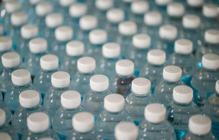 Water in plastic bottles: a health and environmental aberration