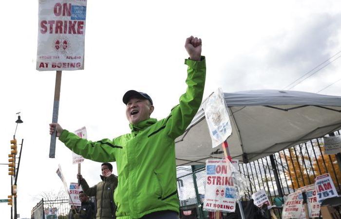 Boeing workers vote to accept deal, end strike