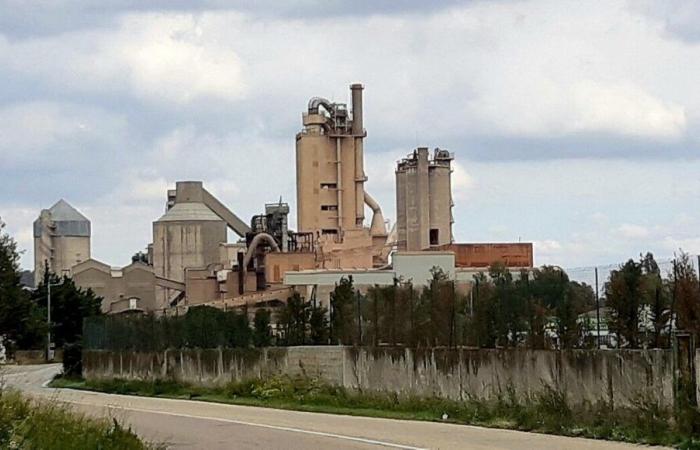 A fire in a 31 meter high silo containing coal on the Calcia site in Beaucaire