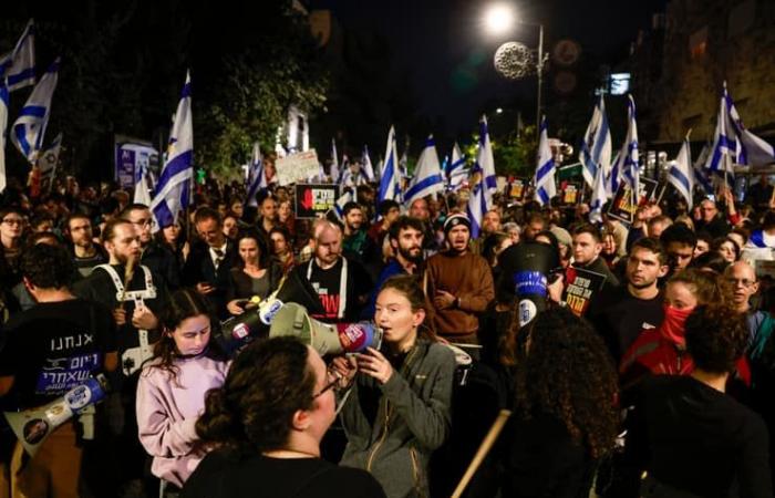 Hundreds of residents demonstrate in Tel Aviv against the dismissal of the Minister of Defense