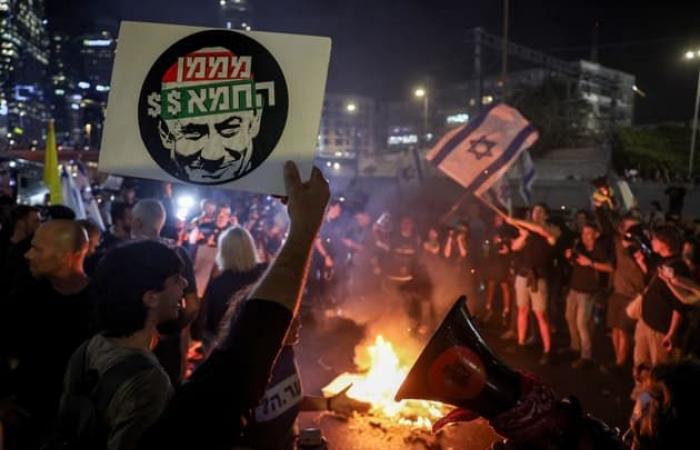 Hundreds of residents demonstrate in Tel Aviv against the dismissal of the Minister of Defense