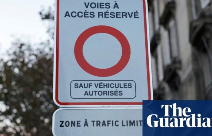 Paris drivers warned of fines as city begins limiting traffic in parts of centre | Paris