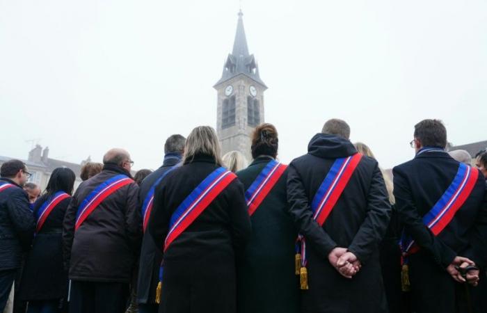 elected officials demonstrate in front of the prefecture against the savings in the finance bill