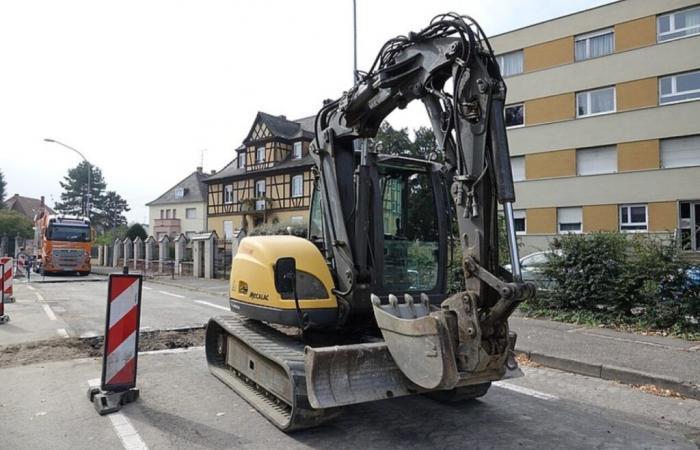 two individuals arrested in the middle of theft of a backhoe loader