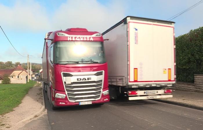 heavy goods vehicle in transit, the insoluble equation on the RN83