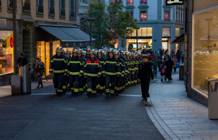 In Lausanne, firefighters demonstrate for the first time in their history