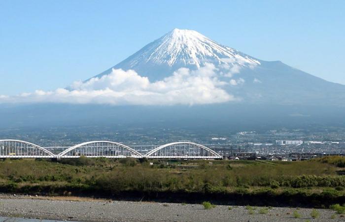 Japan: first snow on Mount Fuji, the latest ever seen