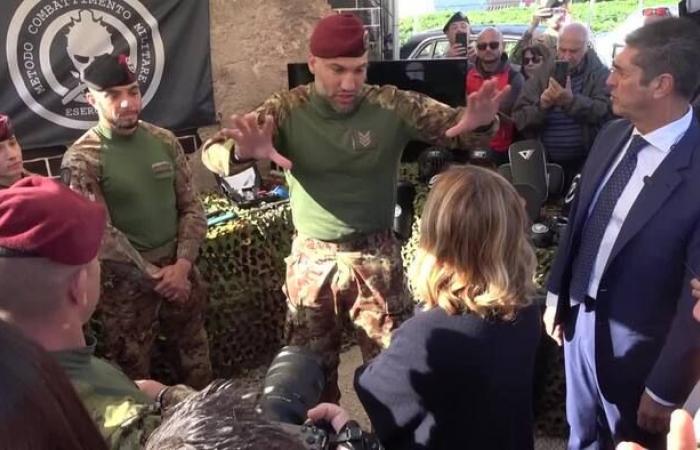 November 4, female soldier knocks out a colleague and Meloni jokes: 'She's coming with me' – Italy