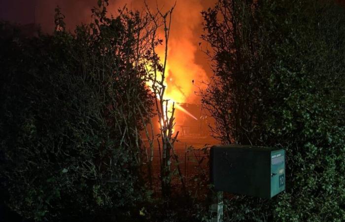 A fire in progress in the outbuilding of a house in Cotentin, police and firefighters on site