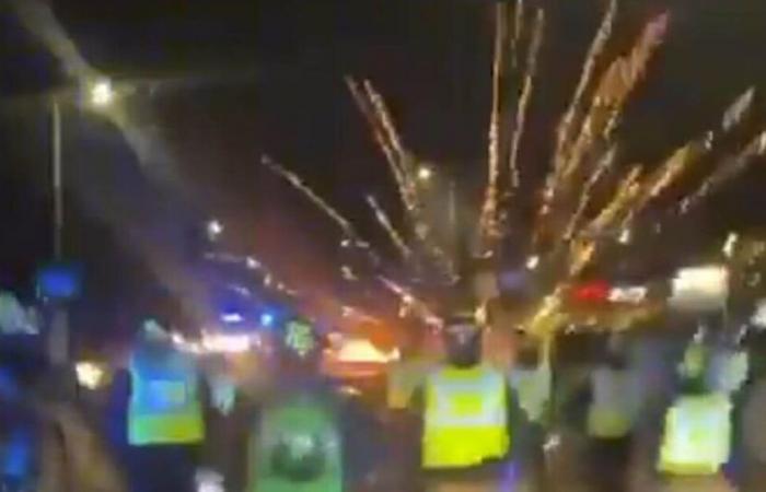 Riot police targeted by fireworks amid Bonfire Night tensions | UK | News