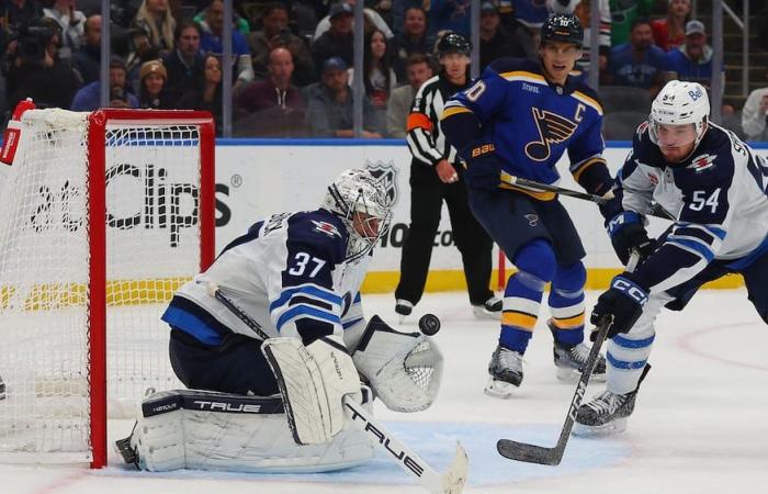 Obstruction on the goalkeepers: Hellebuyck has his helmet full