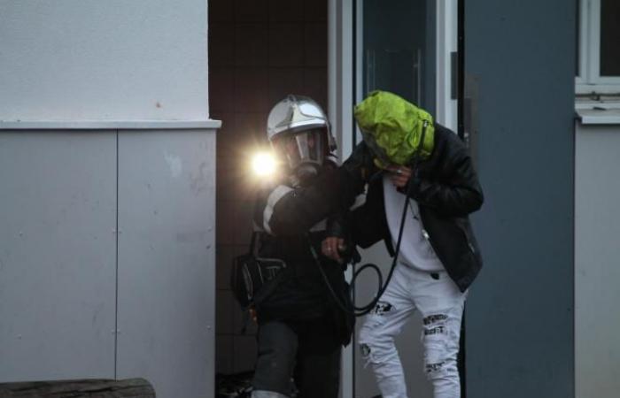 between scenes of panic and heroic gestures, the story of the rescue of residents trapped in their building in Chartreux