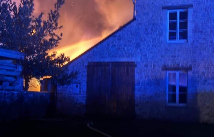 A fire in progress in the outbuilding of a house in Cotentin, police and firefighters on site