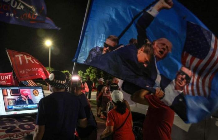 IN PICTURES | Here’s a look at Trump supporters outside his Florida residence