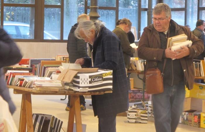 In Vendôme, he saves tons of books promised to be destroyed