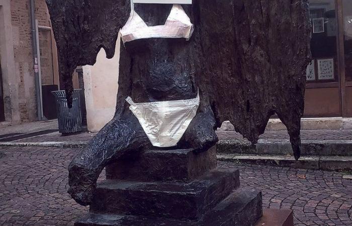 Who put panties and a bra on this sculpture in Cahors?