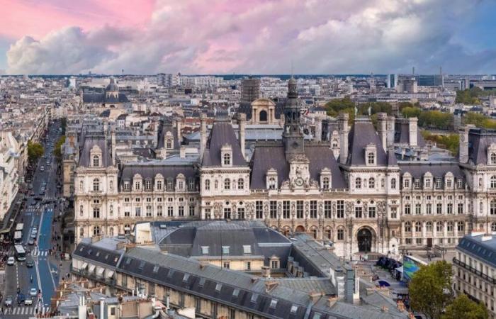 Paris town hall protests against the government's finance bill