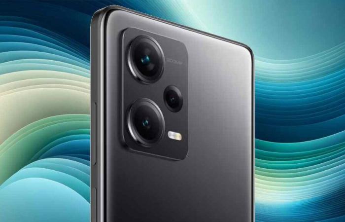 On Amazon, the Xiaomi Redmi Note 12 Pro Plus with Amoled screen and 8GB of Ram is available for almost €250, but there are not many copies left