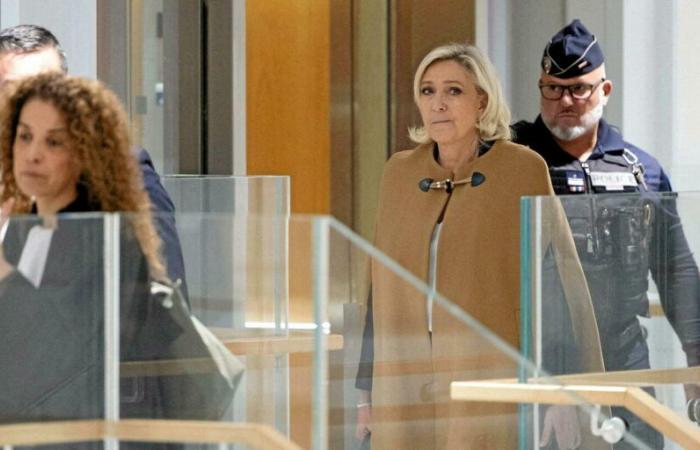 Marine Le Pen at her trial, between combativeness and despondency