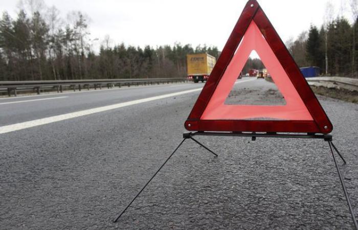 A truck violently collides with a broken down vehicle on the A38 in Côte-d'Or