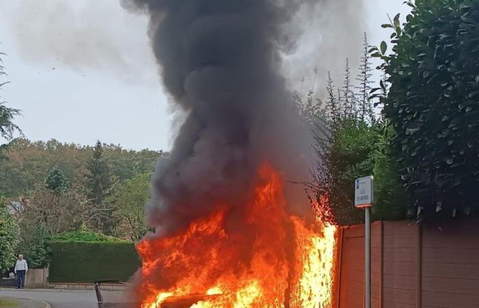 a shopping center in Yvelines targeted by a robbery, a car on fire