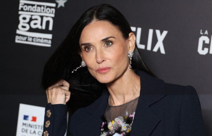 In Paris, Demi Moore takes out the floral dress with Julie Gayet and Laura Smet