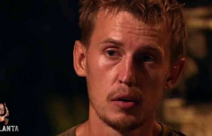 Maxim (Koh-Lanta, The Cursed Tribe) responds to tackles from Fabrice and Frédéric upon his arrival at the residence of the final jury