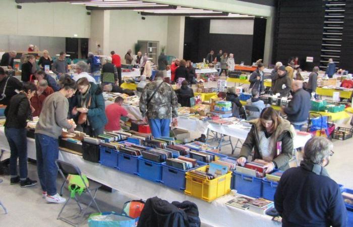 Onet-le-Château. The second-hand book and record fair coming soon to the Athyrium!