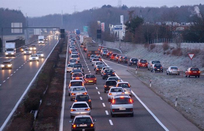 Serious accident on the A1: A motorist ends her swerve on the roof below the motorway