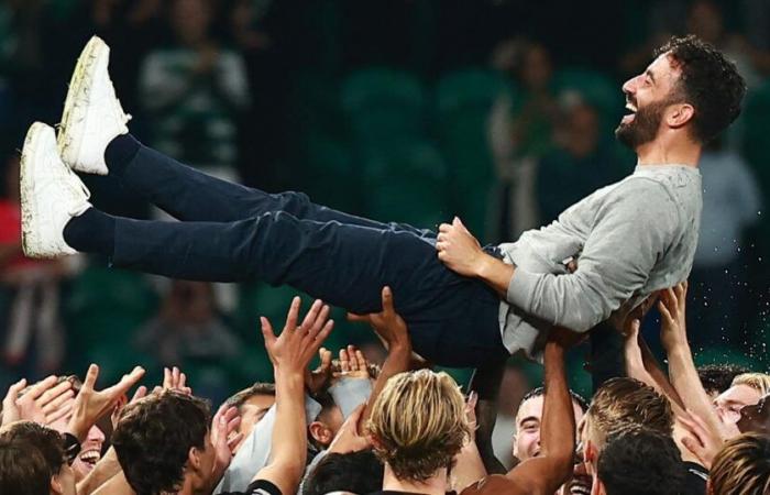 the emotion of Ruben Amorim, carried in triumph after Sporting's victory against Manchester City