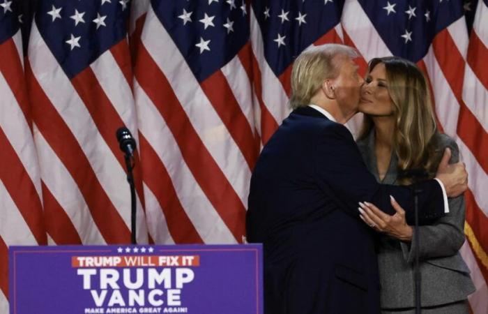 in video, Donald Trump kisses Melania during his speech