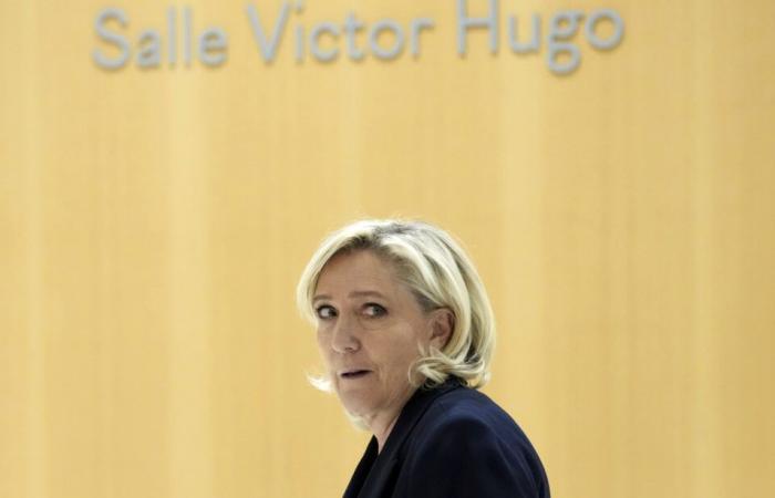 Marine Le Pen in bad position at the helm