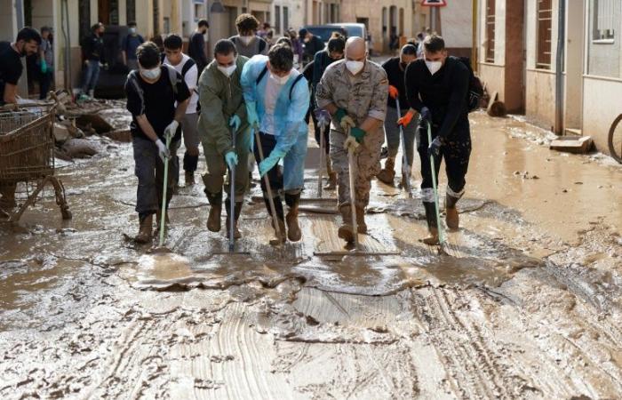 “They are angels”: young people on the front line to help disaster victims in Spain