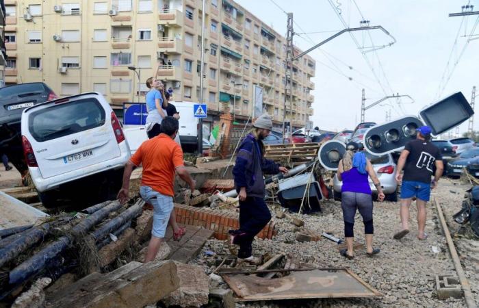 His car is destroyed in the floods in Spain: his boss sets it on fire because he arrives late for work