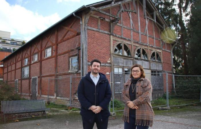 In Pont-Audemer, what could the covered market look like in the small theater?